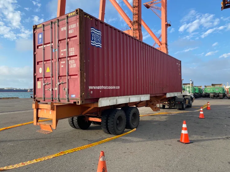 警方封鎖貨櫃進行採證，初步研判美國女子死亡將近一個月。讀者提供