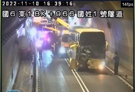 警消人員目前仍在現場處理車禍。民眾提供