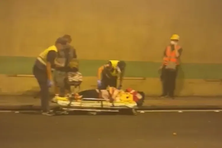 一名婦人傷勢較為嚴重，被抬上擔架送醫。民眾提供