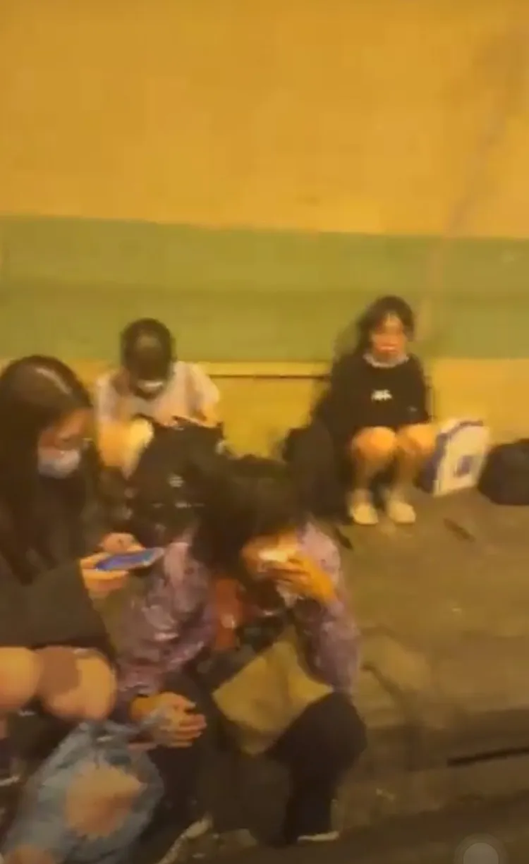 客運內的乘客被車禍嚇壞，驚魂未定的坐在道路旁。民眾提供