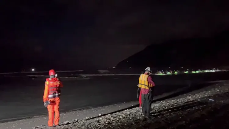 海巡及消防人員在岸際搜索。讀者提供