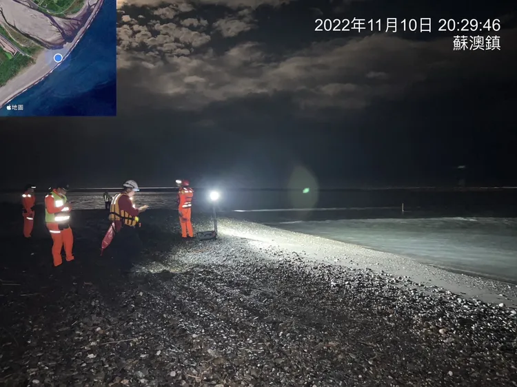 海巡及消防人員獲報後展開搜救。讀者提供