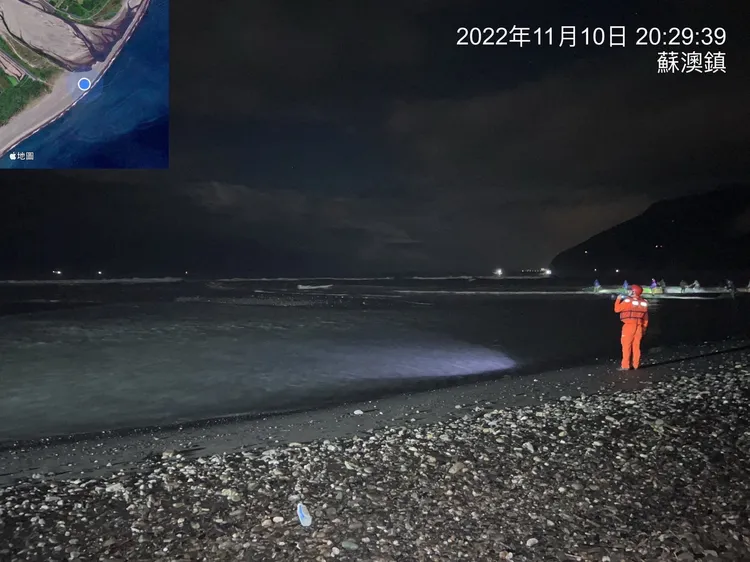 海巡及消防人員獲報後展開搜救。讀者提供