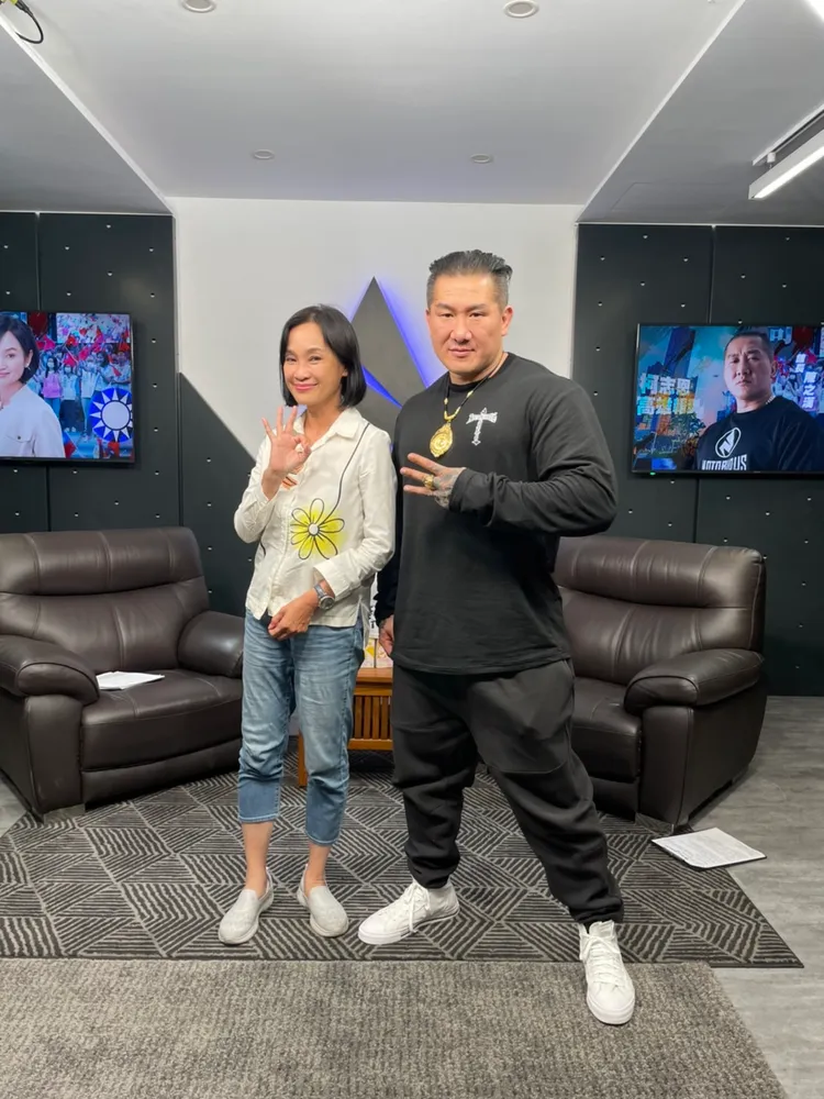 柯志恩昨晚上館長陳之漢的直播節目。柯志恩競辦提供