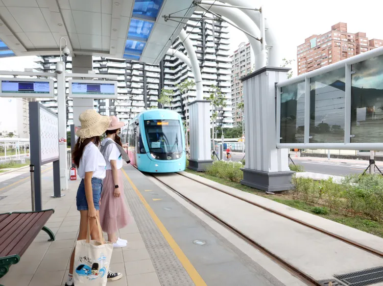 福容大飯店漁人碼頭館搭乘輕軌即可抵達。福容提供