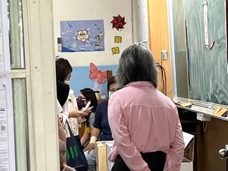 黃瀞瑩今早前往明德國中投票，楊明峰攝