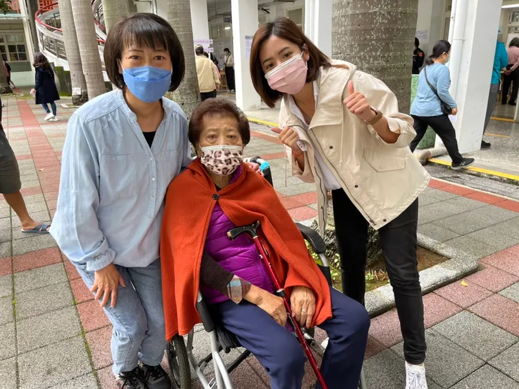 黃瀞瑩與選民一起合照。楊明峰攝