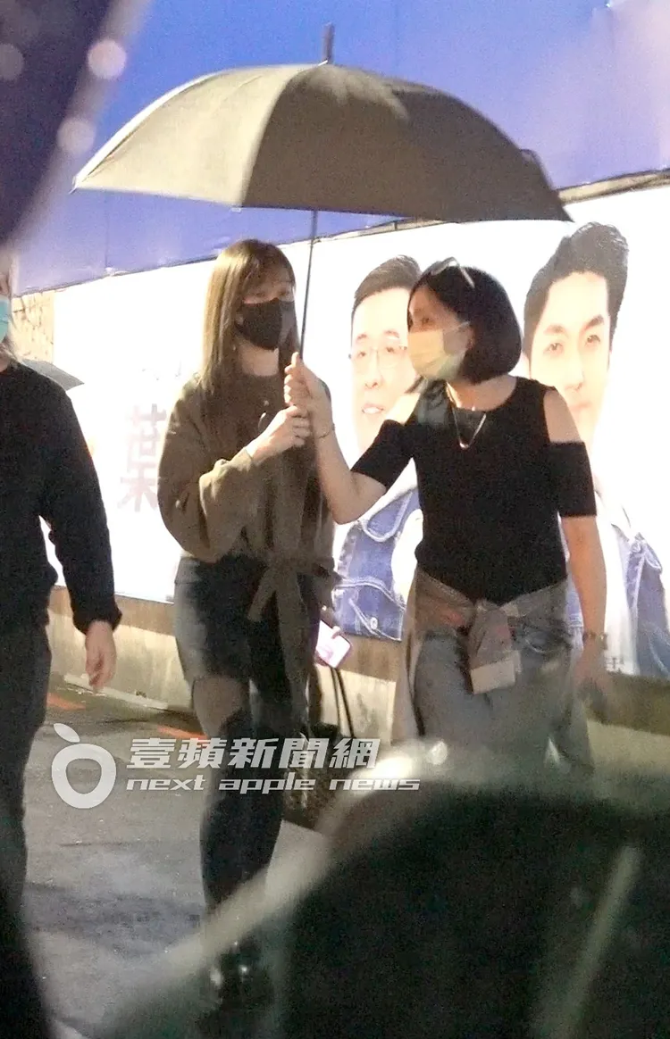 天空下著毛毛細雨，助理上前幫忙王心凌撐傘。特勤中心攝