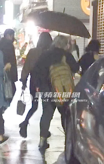 王心凌（左）在大批助理們的迎接下，走進地下室的餐酒館。特勤中心攝