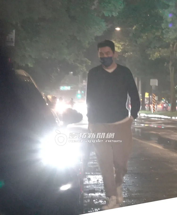 王心凌科技新貴緋聞男友藍蔚文，步出她住處走到門口取車。特勤中心攝