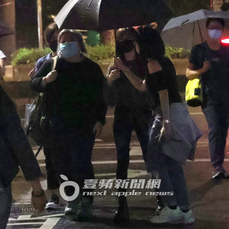 王心凌（中）下車參加聚會上演迷航記，突然找不到餐酒館的入口。特勤中心攝