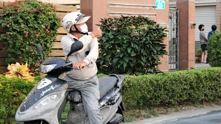 不少人停下為了多看謝龍眼一眼。競總提供