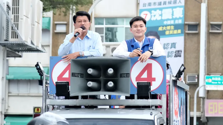 他陪同接棒的蔡宗豪掃街拜票。競總提供