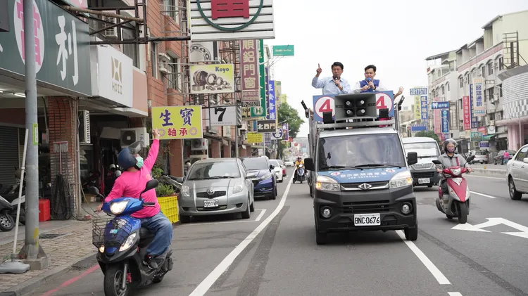 謝龍介陪同蔡宗豪掃街。王志弘攝