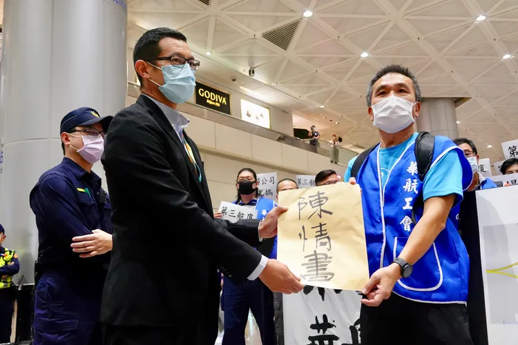 機場公司業務處副處長修杰麟接下華航工會陳情書。施昂強攝