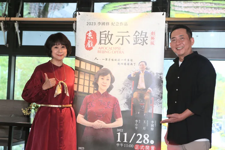 王月（左）找來屈中恆（右）接棒演出李國修的角色。張哲鳴攝