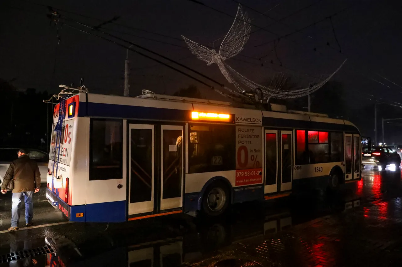 摩爾瓦首都基希涅夫大街23日沒有路燈照明,無軌電車勉強營運。美聯社