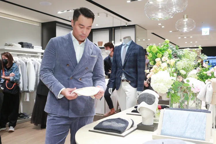 張孝全在工作之餘，也趁機瀏覽秋冬新裝。朱世閎攝