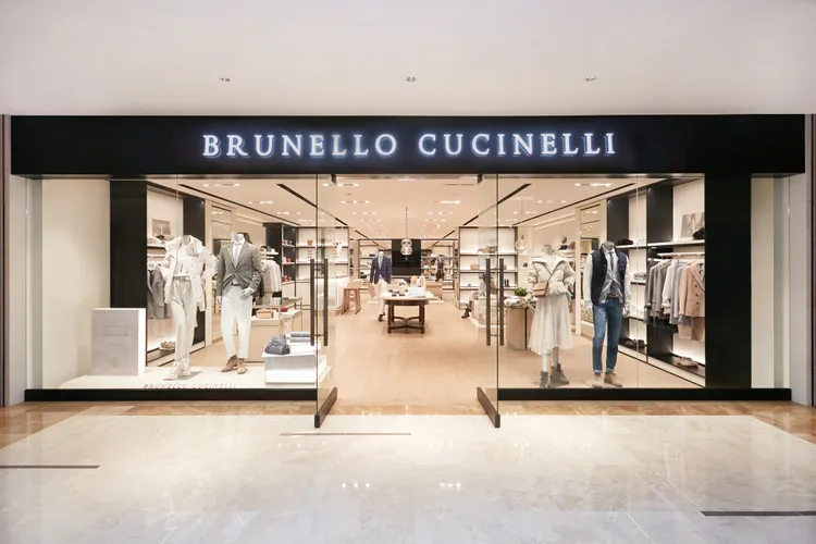 BRUNELLO CUCINELLI高雄漢神門店是品牌南部首家據點，內裝延續一貫低調奢華風格。品牌提供