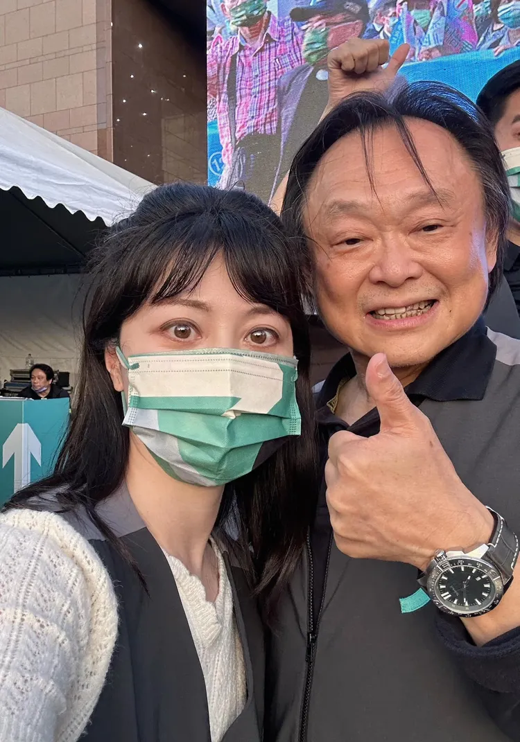 選前王世堅因為黃珊珊遭側翼攻擊，高嘉瑜發合照送暖相挺。翻攝自高嘉瑜臉書