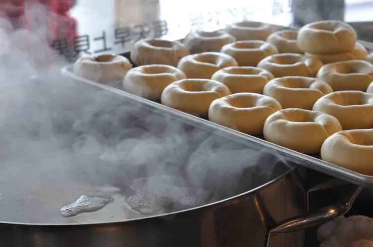 好丘 Good Cho’的貝果採水煮烘焙法，打造獨一無二的 Q 彈嚼感。業者提供