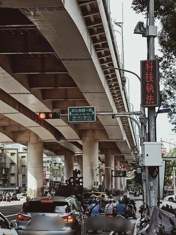 12月1日起，市民大道、敦化南路口將以科技裝備，偵測違規。翻攝畫面