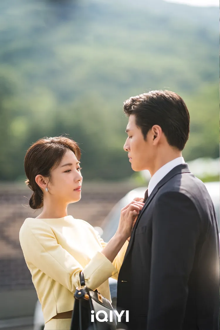 河智苑（左）劇中不知道姜河那是假表弟，認為演出2人的曖昧劇情時最難拿捏。愛奇藝國際站提供