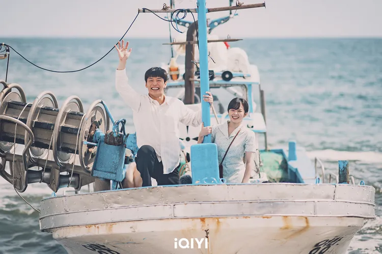 鄭知蘇（右）劇中愛慕姜河那，跟他一起「演戲」，假扮成他老婆。愛奇藝國際站提供