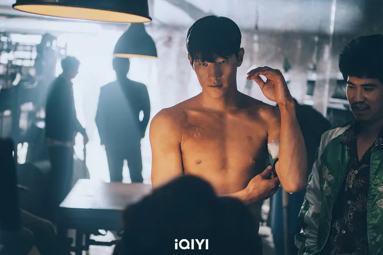 以《柏青哥》打開知名度的盧相鉉，劇中飾演高斗心的北韓真孫。愛奇藝國際站提供