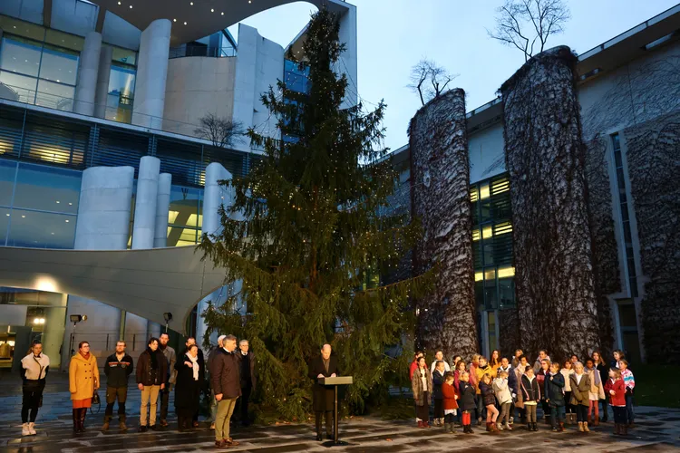 德國總理蕭茲的辦公室外，耶誕樹上的燈在每天傍晚4時到8時點亮4小時。路透社