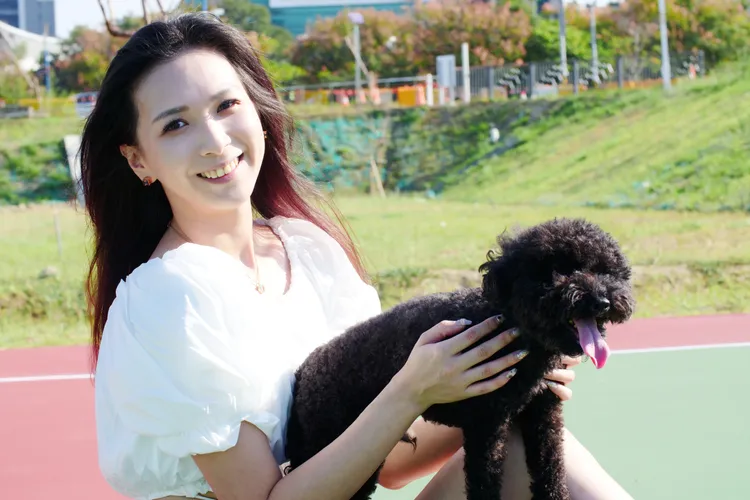 她說「拍拍」是他生命中的一部分，如同家人般。張喆喜攝