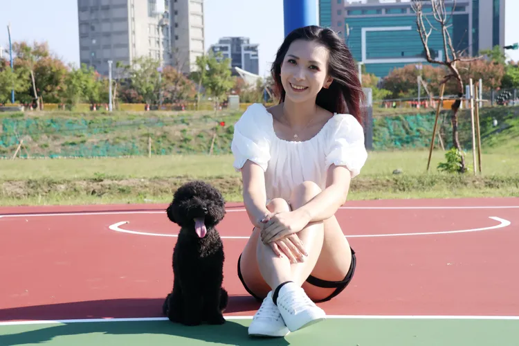 「拍拍」相當活潑聰明，全天候陪伴在她身邊。張喆喜攝