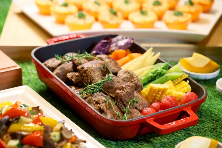 同樣有買10送2的還有「京享蔬食百匯餐廳」的餐券，食材用上未來肉、新鮮蔬菜水果等，相當多元。業者提供