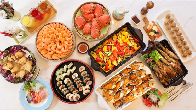 豪享自助餐廳吃得到中西日式各式澎湃好料，針對旅展推出餐券買10送2。業者提供