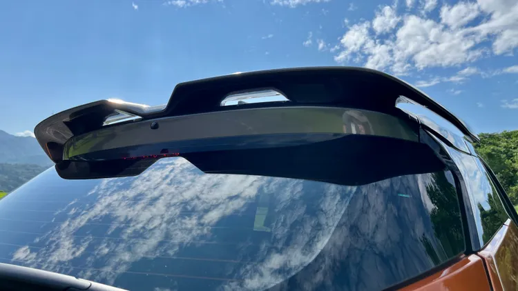 試駕車另外加選了原廠的大型擾流尾翼。陳志淵攝