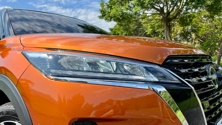 細長化的LED反射式頭燈組中，也整合了LED日行燈條，旗艦版更搭配AHB遠近光燈自動調節系統。陳志淵攝