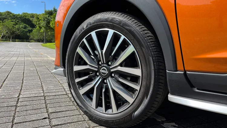 全車系都搭配17吋的雙色切削輪圈，中心孔蓋上也可看見同步更新的Nissan廠徽。陳志淵攝