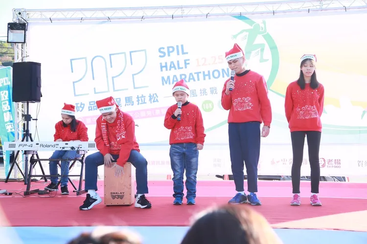 惠明盲校學生現場表演聖誕歌曲。矽品提供