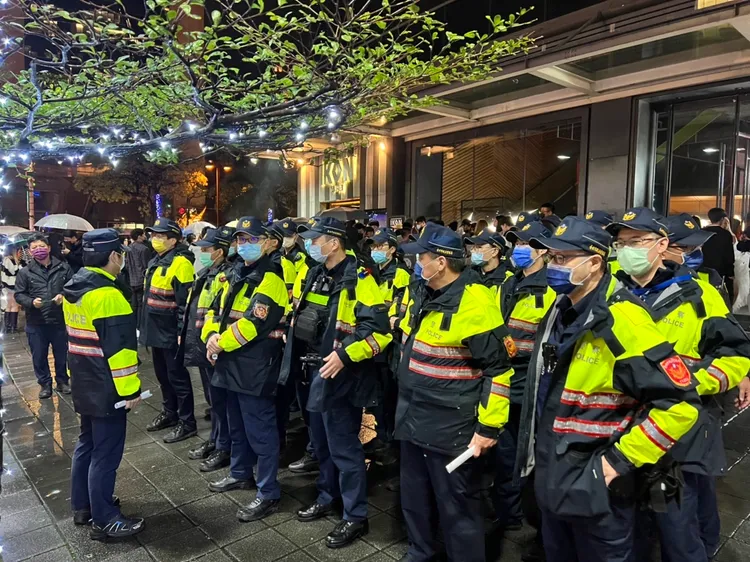 信義分局共出動55名警力進行稽查大掃蕩。警方提供