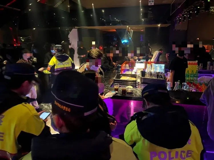 警方在夜店內清查酒客身分。警方提供