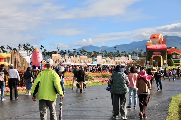 花毯節今天開幕，許多民眾搶頭香一早就前往賞花。曾雪蒨攝