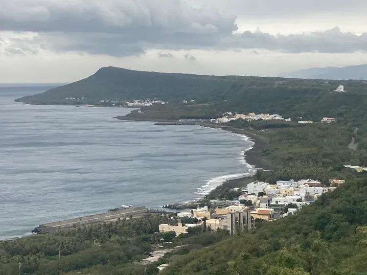 關山平台鳥瞰的海岸線一景。陳宏銘攝