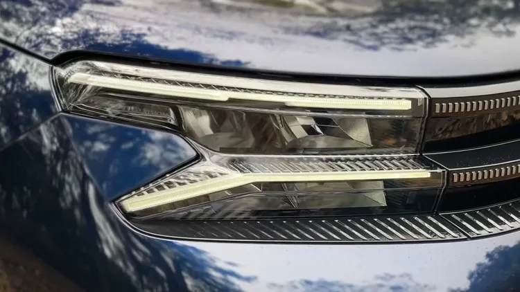 LED頭燈組從原先雙層，改由整合的立體階梯造型取代。陳志淵攝