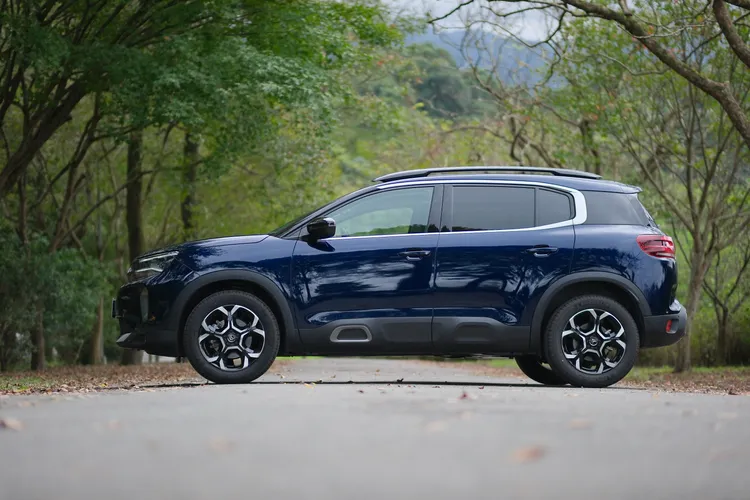 亮黑色的A柱與C柱，從側面看去有著懸浮式車頂的視覺。陳志淵攝