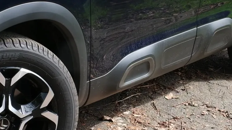 創新Air Bump防刮緩衝黑色飾板，買家也可以加價1.2萬元選配暗鉻或鍛藍的跳色框飾。陳志淵攝