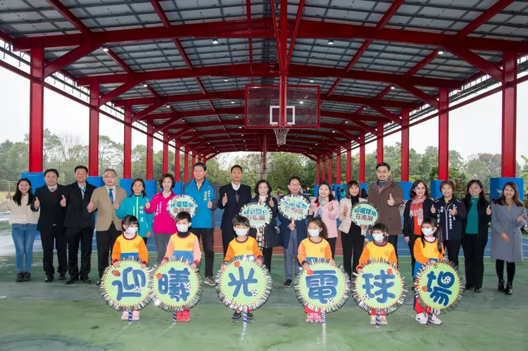宜蘭縣南屏國小迎曦光電球場啟用。縣府提供