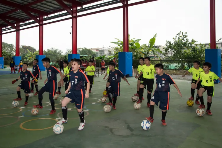 南屏國小迎曦光電球場解決校園室內運動空間不足問題，更推廣綠能發展。縣府提供