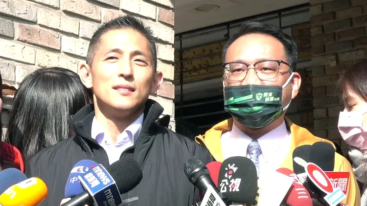 民進黨大安文山區議員阮昭雄今上午陪同北市立委補選候選人吳怡農掃街。鄭孟晃攝
