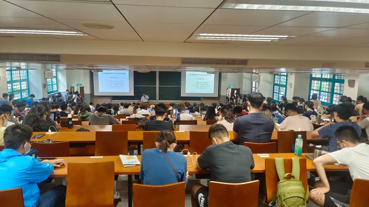 3年修完128學生恐加重學生負擔，教師認為必修向前挪不適宜。翁玉信攝