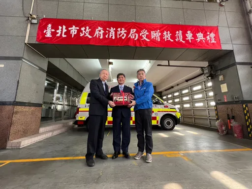 提升緊急醫療救護品質 台北市覺修宮、萬海慈善事基金會捐贈高頂救護車